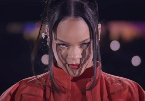 Por que Rihanna e outros artistas se apresentam de graça no Super Bowl? ( Imagem: NFL Reprodução)